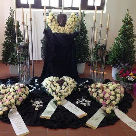Beispiel mit Urnen-Bogen aus 3 auf dem Boden liegenden Herzen aus weißen Blumen