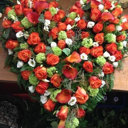 Ein Herz aus roten Rosen und grünen Blättern