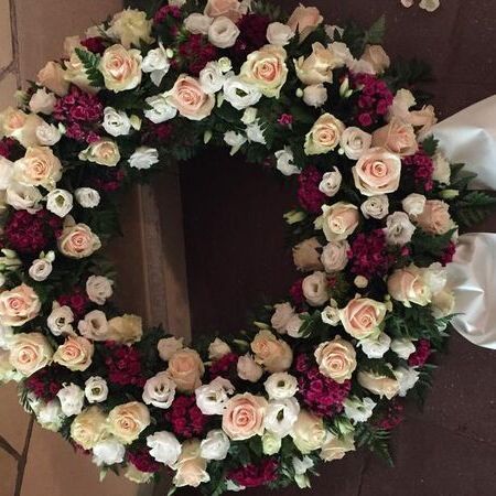 Kranzgesteck aus verschiedenen Rosen