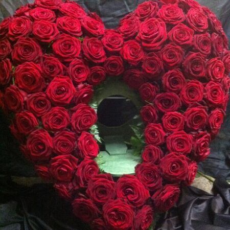 Ein Urnenherz aus roten Rosen