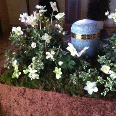 Urnenkissen aus grün und weißen Blumen