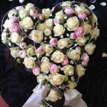 Ein Herz aus weißen und rosanen Rosen
