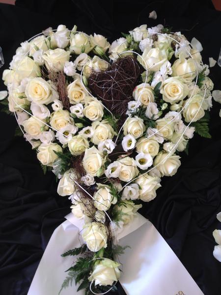 Ein Herz aus weißen Rosen