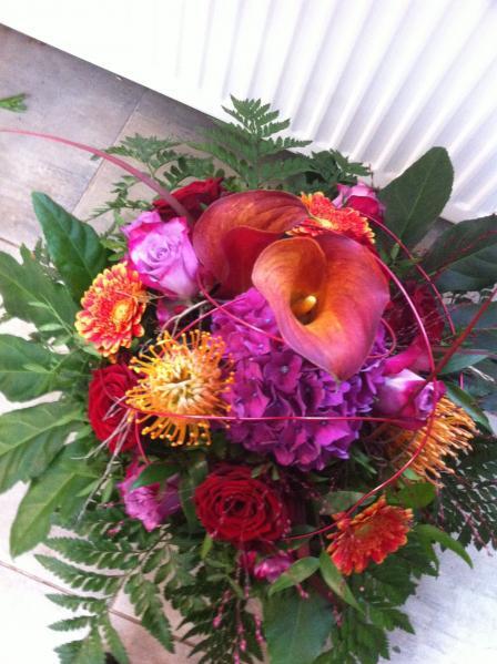 Blumengesteck aus pinken und orangenen Blumen